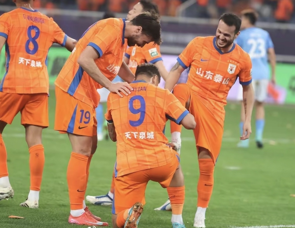 东契奇迎来三赛季出色发挥，FPX观众热烈欢呼！(东契奇克服颈伤触底反弹 单节暴走狂砍19分强势收胜)