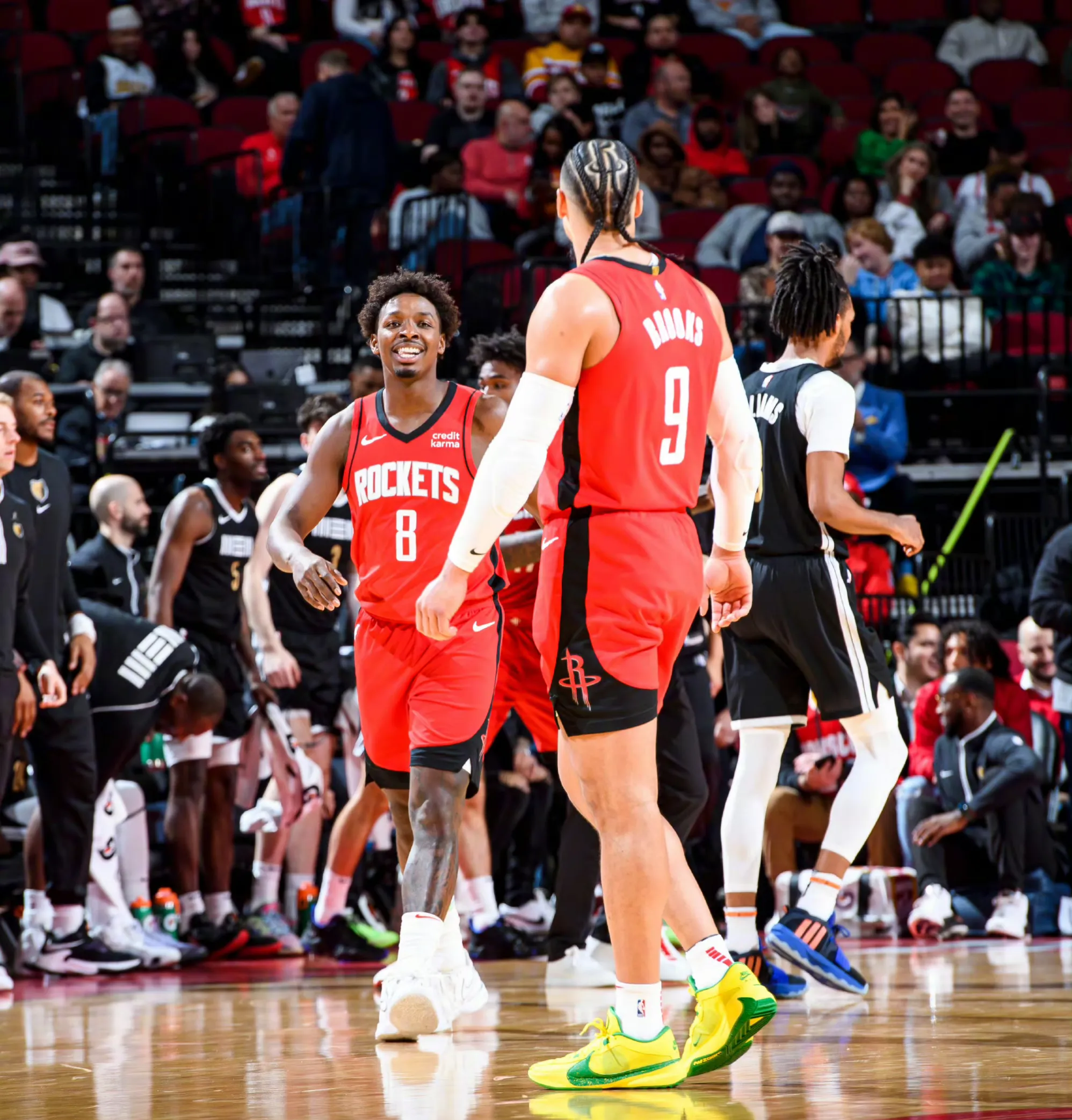 关于集结日休斯敦火箭调整名单以备社区盾，外线爆发环节打磨，赛场秩序良好，更衣室氛围转暖的信息