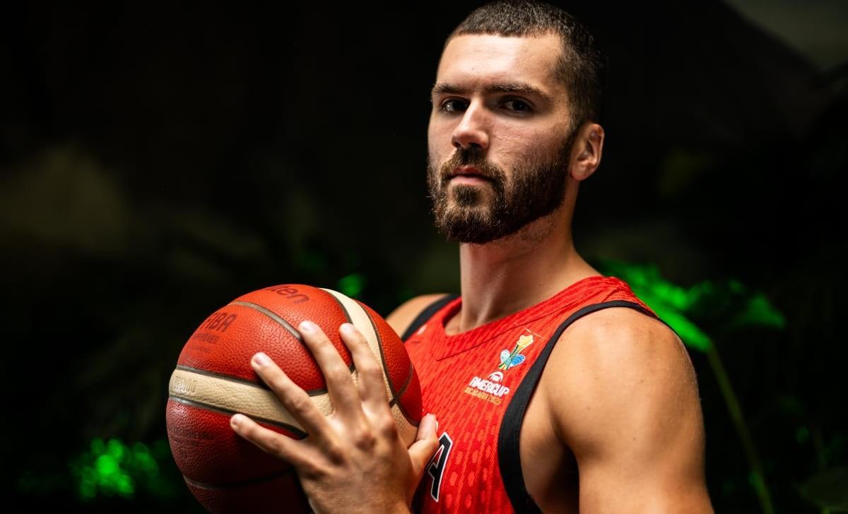 洛杉矶快船训练开放日，集结日手感冰凉引欢呼，法国杯在即，高层口径保持一致的简单介绍